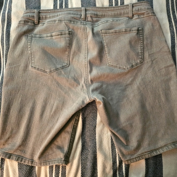 Butt Lifting Bermuda shorts size 22 - Picture 9 of 9